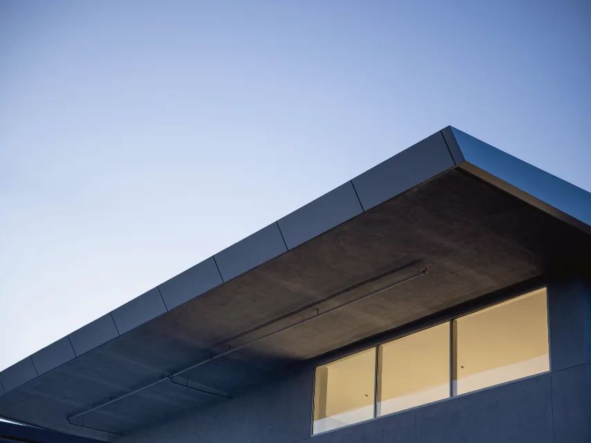 Takfot på ett modernt hus mot blå himmel