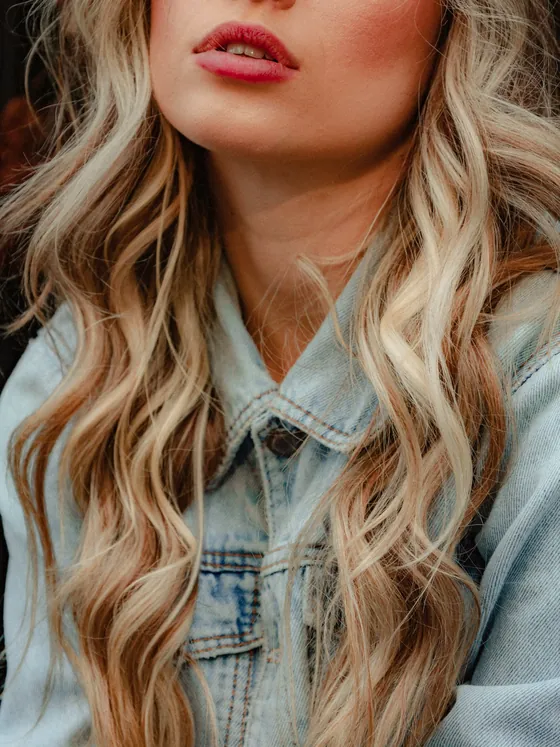 Ljus balayage i långt vågigt hår