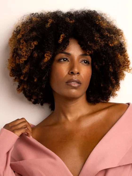 Naturligt lockigt hår i afro